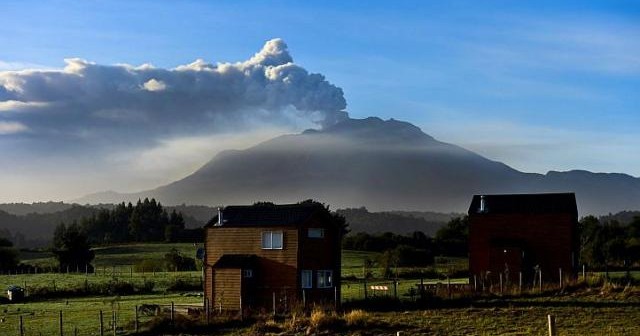 Chile’s 6,500-foot Calbuco volcano eruption evacuates 4,000 residents – State of emergency in Ensenada